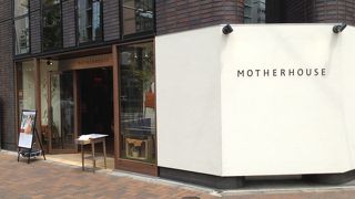 シンプルで素敵なデザインのバック・財布などを販売しています