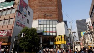 梅田の北東側のショッピング街の中心