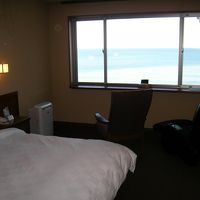 ダブルベッドの洋室には高級マッサージチェア付き