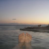 露天の寝湯に浸かると湯船と海が一体化します