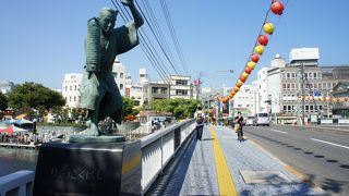 橋の欄干の端には阿波踊りの銅像