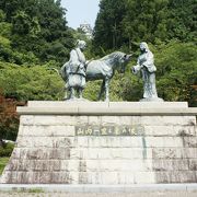 郡上八幡城の登り口にある小さな広場にあります