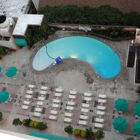 プールです。左側が浅く30〜80cmぐらい。右側は深いです。