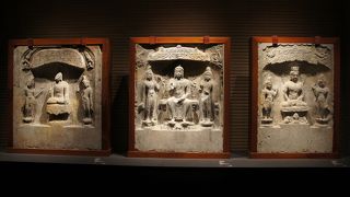 エントランスから、いきなり、中国の南北朝時代、北魏時代の大石仏など