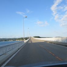 能登島大橋を通過