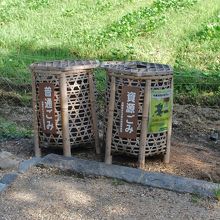 落柿舎の前で見つけたごみ回収籠。雰囲気を壊さない配慮に感心。