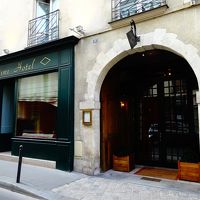 入口は右側、中庭もあります。