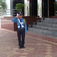 ラオプラザホテルの顔、ドアマン