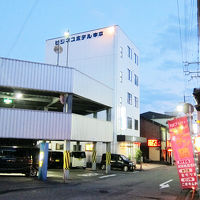 左はパチンコ屋の駐車場です。