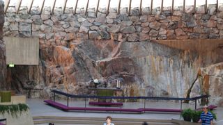 岩を生かした教会。天気の良い日に行くと、アートな光が迎えてくれる。