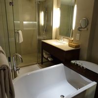 バスルームの扉を開けるとベッドルームです