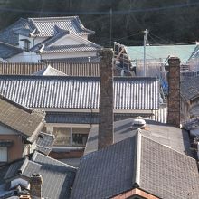 煙突と屋根の風景