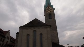 青銅製の細長い尖塔が目印に