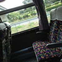 送迎バスのシートピッチが広い、小さなバスの場合も