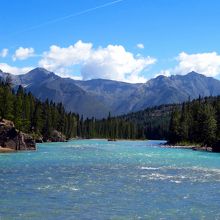 ボウ川　ここをゴムボートでわたります。