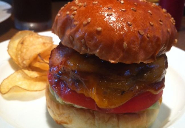 お昼にハンバーガ−、午後２時からはパンケーキを楽しめます。