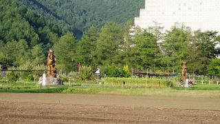 花畑と巨大彫刻