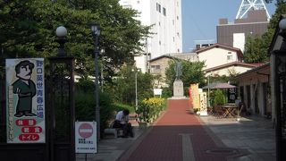 野口英世の銅像がシンボル