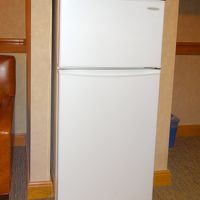 大きな冷凍冷蔵庫、空なので買い出ししたものをたっぷり入れれま