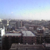 道路側の部屋は遠くに東京タワーとスカイツリーが見えます。