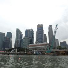 マリーナベイからの高層ビル群