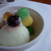 アイスにカラフルなグミとm&mをトッピング