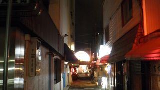 夜は周囲の飲食店がにぎわう