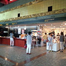 チケット売り場とショップが入口の左側に