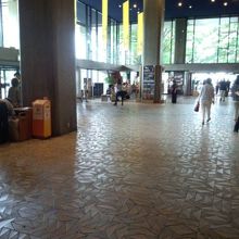 公園側はガラスばりで　中からは解放感あり