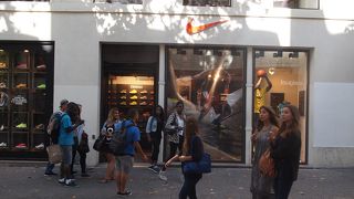 シャンゼリゼ通りにあるナイキ