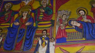 色鮮やかなフレスコ画がある。