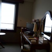 窓の横に、テーブルセットがある