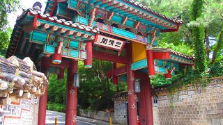 静かな山の中の美しい伝統韓屋