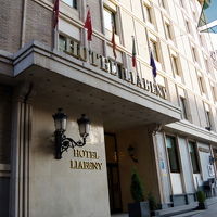 大通りから少し入ったところにあります。