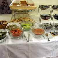 朝食は種類も豊富。生野菜もあります。