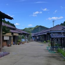 敷地入口を入って左手が受付・休憩所となっている