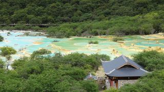 湖と山の絶景ポイントに鎮座