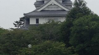 復元されたお城です。