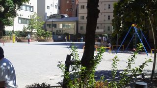 水道橋と神保町の狭間にある公園