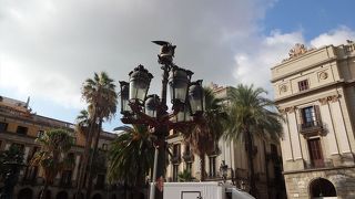 ガウデイ所縁の広場です。ジャズ、ライブハウス、フラメンコ、有名レストラン有りです。