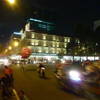 夜のホテル外観