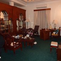 リビング　重厚そうな家具が配置されている