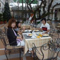 中庭の朝食は涼しく、雰囲気もよくMUSTです