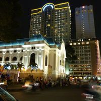 ホテル目の前にライトアップされた市民劇場