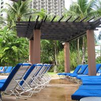 プールサイドです。木陰はありますが、藤棚のようなもので雨は防