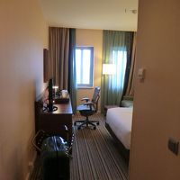 窓の外側は高速道路　厚いガラスで遮音