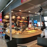 夕食を買った空港と空港駅間のパン屋