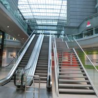 ヒルトンガーデンインの入口は左側