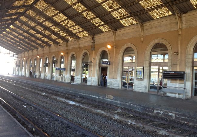 TGVも停まる大きな駅です。