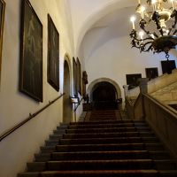 ロビーからの階段。まさに美術館！